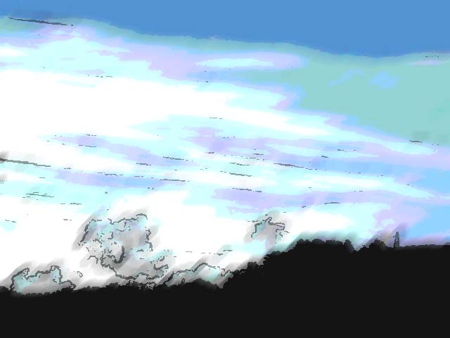 雏见泽村上空的夏日云层与远山